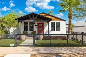 Exterior - Taylor Street Retreat A | Downtown | Walkable (Phoenix)