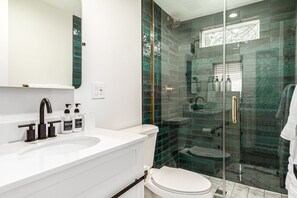 Douche, sĂšche-cheveux, serviettes fournies, savon