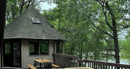 Relaxing Lakefront Gem: Cozy Cabin, Hot Tub & Private Natural Shoreline