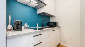 Kühlschrank, Mikrowelle, Herdplatte, Geschirrspüler