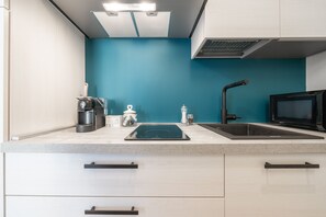 Kühlschrank, Mikrowelle, Herdplatte, Geschirrspüler