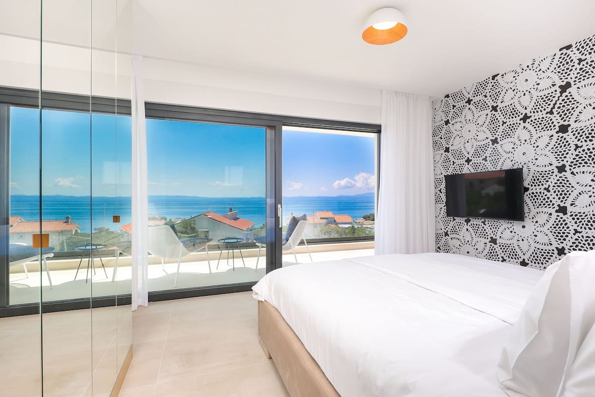 3 quartos, cofres nos quartos, individualmente decorados