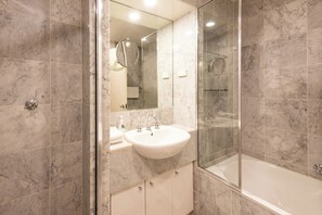 Een douche, shampoo