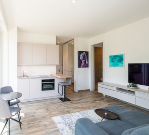 Un apartamento moderno con cocina, comedor y sala de estar.