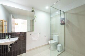 Bathroom - Cozy 1Bed Unit in leafy Carlton - 10 mins from CBD (Carlton)