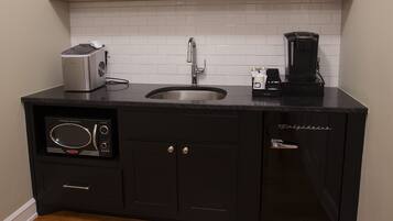 Fridge, coffee/tea maker, ice maker