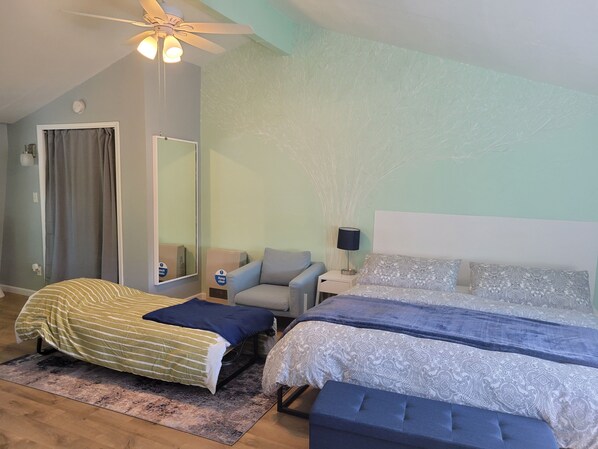 1 bedroom, desk, iron/ironing board, free WiFi - Private Studio (Beaverton)