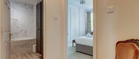 2 soverom, skrivebord, strykejern/-brett og wi-fi