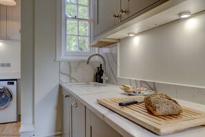 Fridge, microwave, oven, stovetop - Oxford Garden View | Oxford Holiday Let | 2 Beds & Sleeps 4 (Oxford)