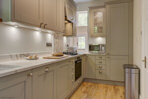 Fridge, microwave, oven, stovetop - Oxford Garden View | Oxford Holiday Let | 2 Beds & Sleeps 4 (Oxford)