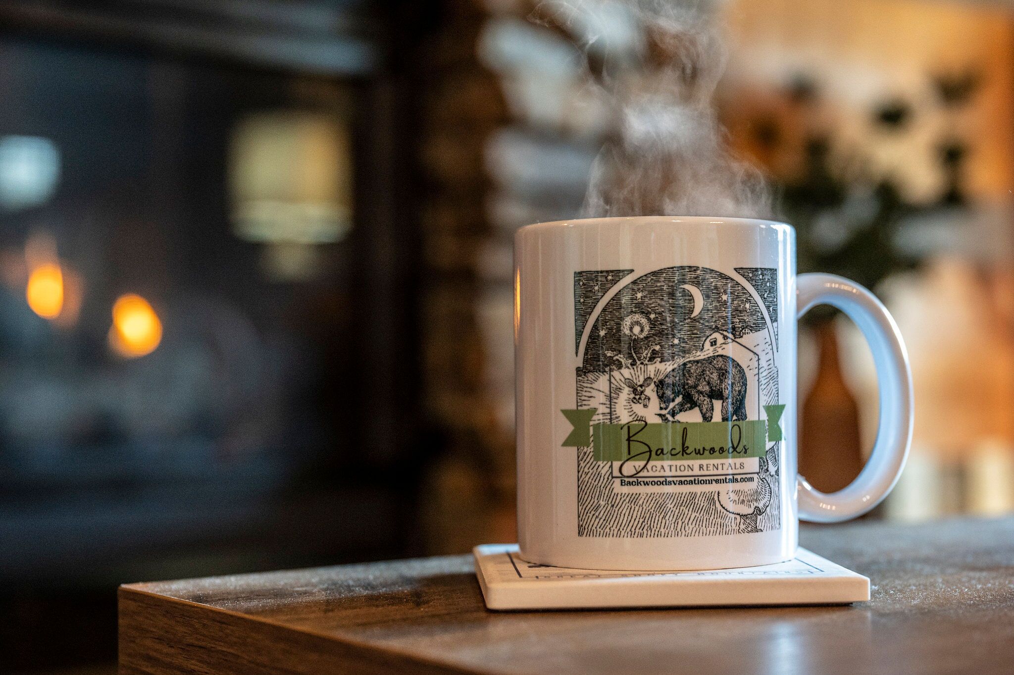 Una taza con un diseño que muestra un oso y el texto 