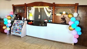 Tauleller de recepció amb un tauler d'anuncis, un mirall i una arc decoratiu.