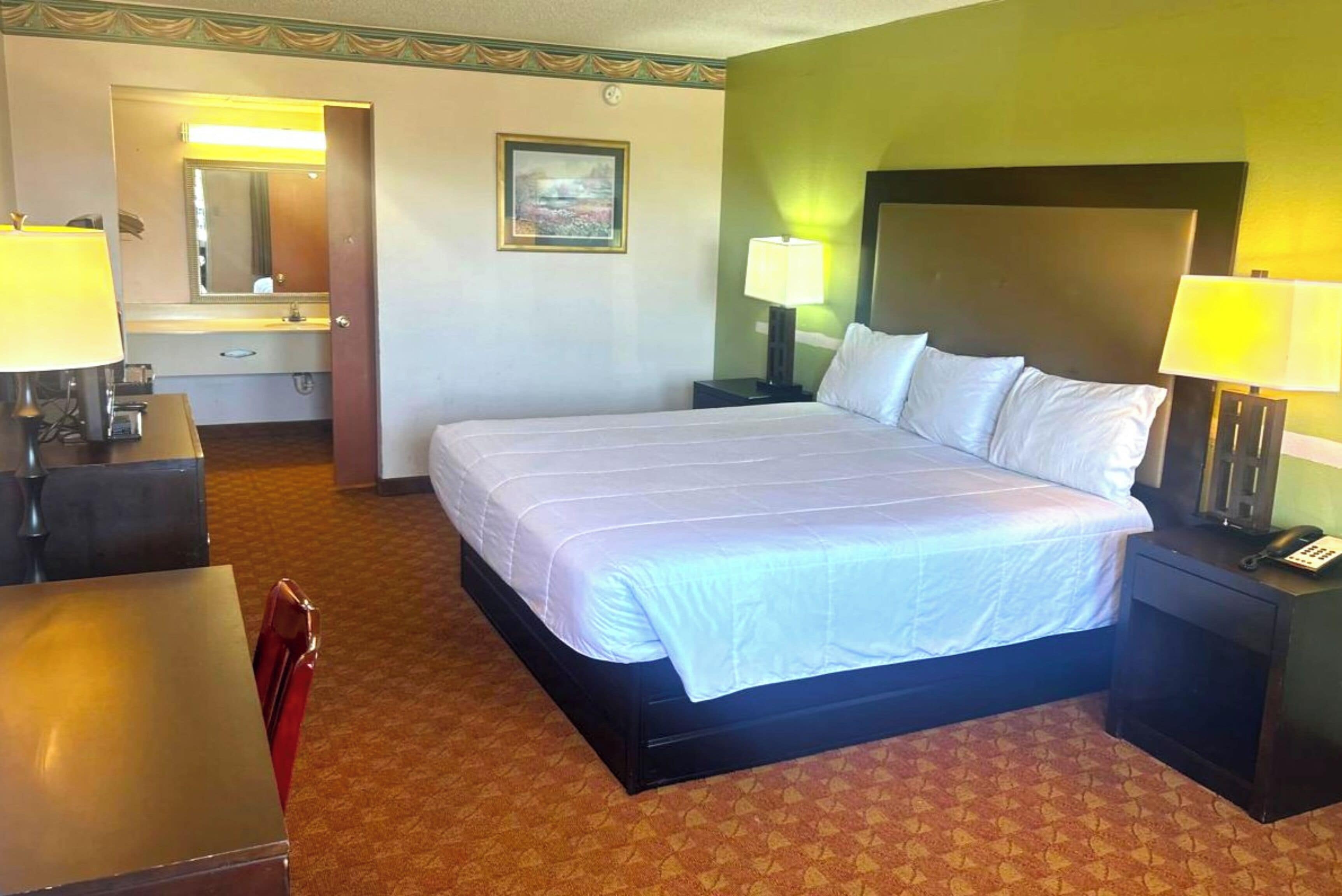 Een bureau, een strijkplank/strijkijzer, gratis wifi, beddengoed