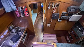 Fridge, oven, stovetop, coffee/tea maker