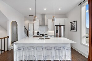 Fridge, microwave, oven, stovetop - Southern Lady – Renovated Outdoor Escape (Nashville)