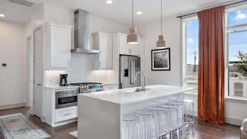 Refrigerador, microondas, horno y parrilla de estufa