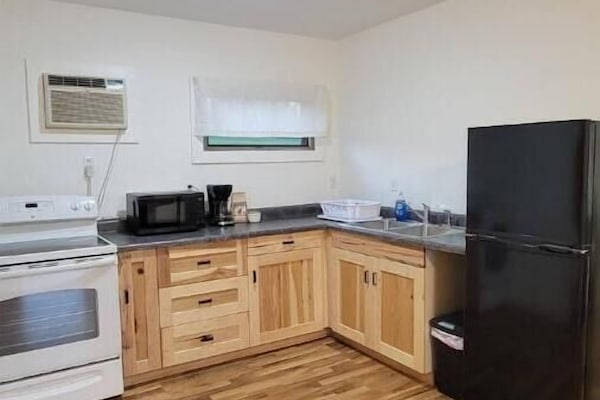 Een koelkast, een microgolfoven, een oven, een kookplaat