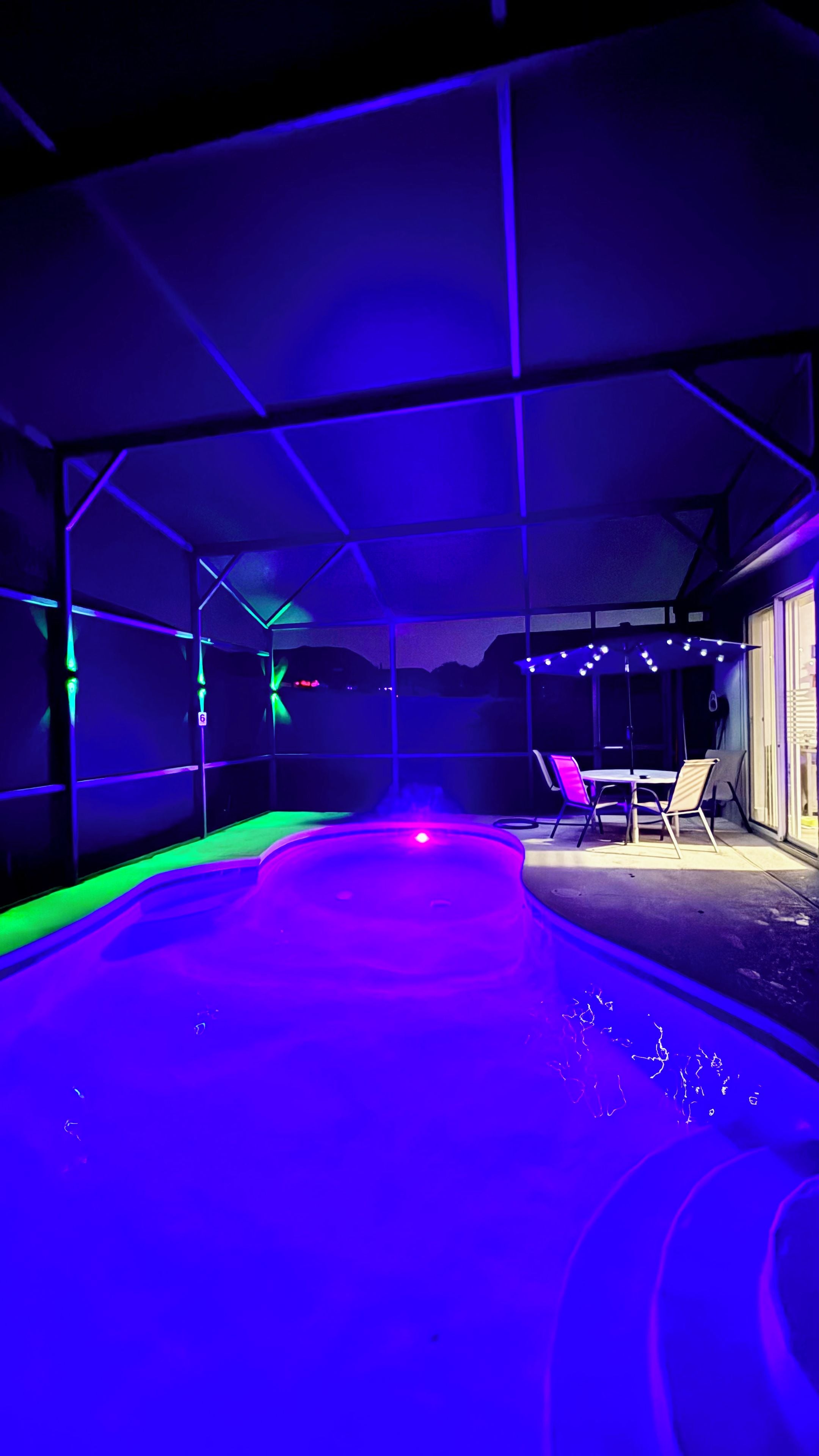 Ein überdachter Innenpool mit Sitzgelegenheiten.