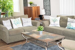 Smart TV, books - Charming family retreat w/ Pool and amenities. Near Disney & Top Attractions (Davenport)