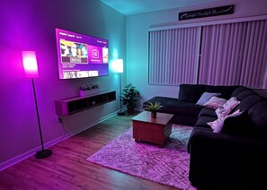 Smart TV, books - Charming family retreat w/ Pool and amenities. Near Disney & Top Attractions (Davenport)