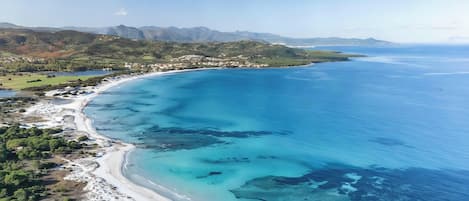 Una spiaggia nelle vicinanze