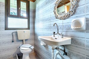 Shower, towels - Studio 'Old Boat 12' with Sea View, Wi-Fi and Air Conditioning (Lefkada)