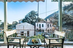 Outdoor dining - Studio 'Old Boat 12' with Sea View, Wi-Fi and Air Conditioning (Lefkada)