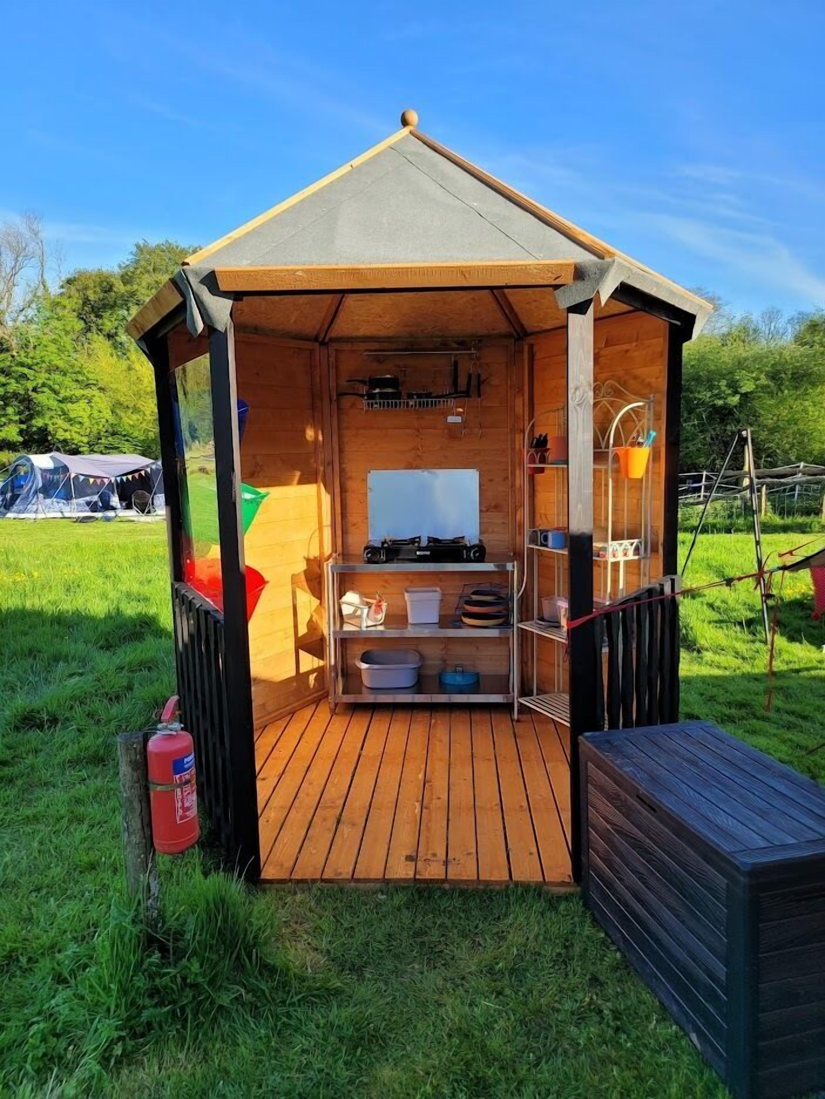 Telt (Squirrel Lodge) | Senger med overmadrass, individuelt dekorert og individuelt innredet