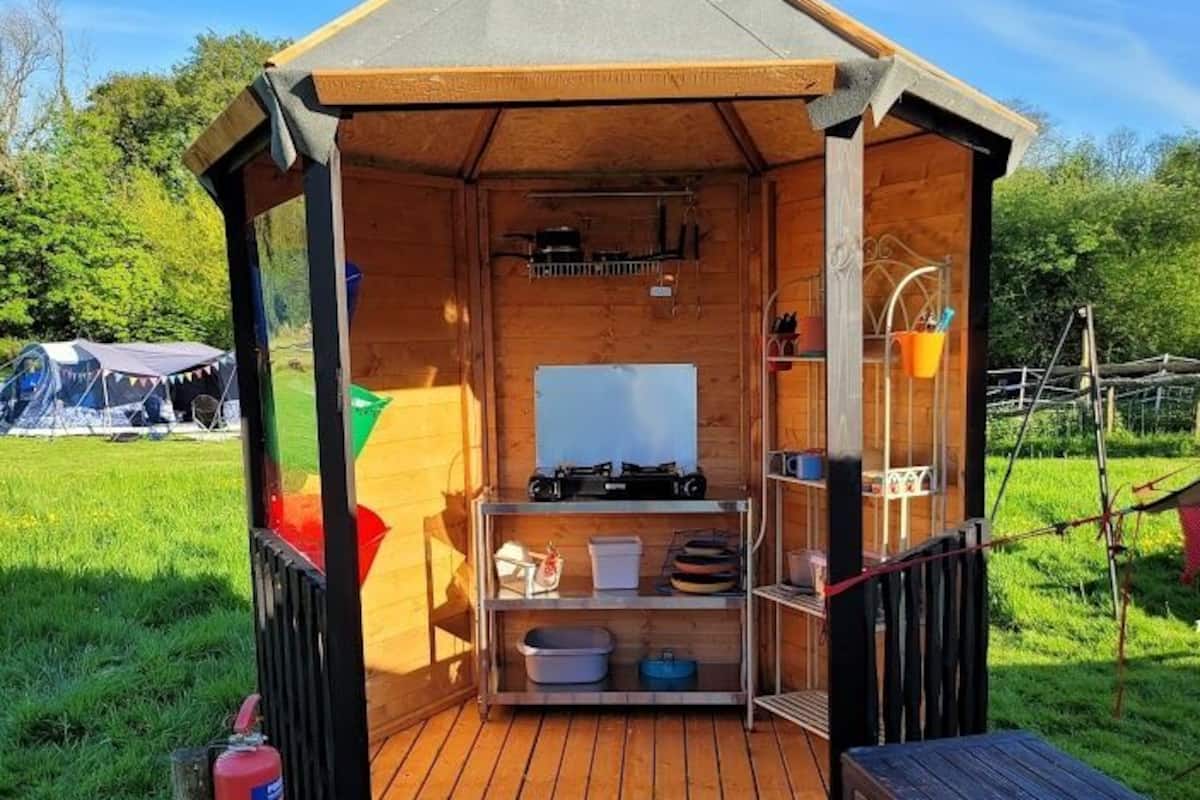 Tente (Squirrel Lodge) | Lit avec matelas à plateau-coussin, décor unique, ameublement unique