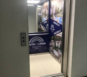 A hallway with a sign for 'Costa Linda Condominio' and a view of buildings through a glass door. - Costa Linda 1-19, new place, 200mts from the beach (Jaco)