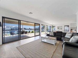 Smart TV, offices - Mariners Cove Luxury Canal Home (Dudley Park)