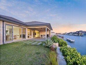 Exterior - Mariners Cove Luxury Canal Home (Dudley Park)