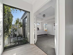 4 bedrooms, desk, iron/ironing board, travel crib - Mariners Cove Luxury Canal Home (Dudley Park)