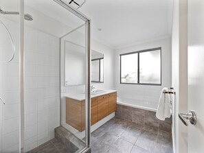 Hair dryer, towels - Mariners Cove Luxury Canal Home (Dudley Park)