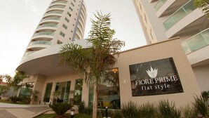 A modern building with a sign reading "More Prime flat style." - Temporada Fiore Prime Caldas Novas (Caldas Novas)