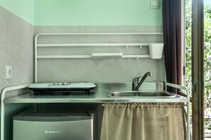 Jääkaappi, liesi, vedenkeitin, leivänpaahdin