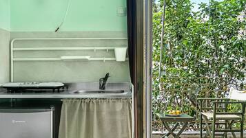 Frigorifero, piano cottura, bollitore elettrico, tostapane