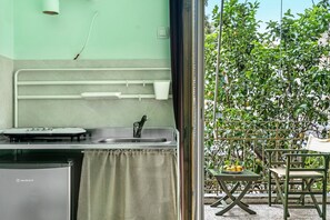 Refrigerador, placa de cocina, tetera/pava eléctrica, tostadora