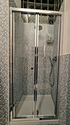 Panoramic Townhome | Bathroom | Shower, rainfall showerhead, hair dryer, bathrobes - BnB Rooms And Comfort (Rome)