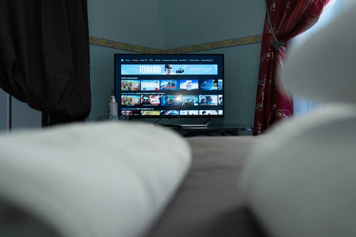 Un televisor mostrando un menú de selección de películas.