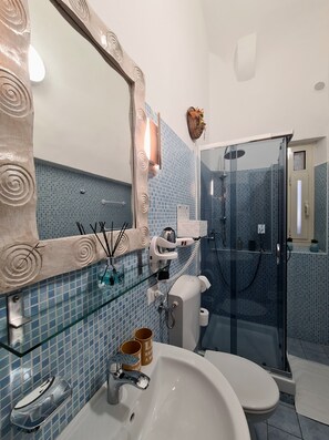 Comfort Townhome | Bathroom | Shower, rainfall showerhead, hair dryer, bathrobes - BnB Rooms And Comfort (Rome)