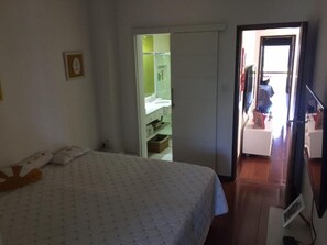 3 室のベッドルーム、WiFi (無料)、ベッドシーツ