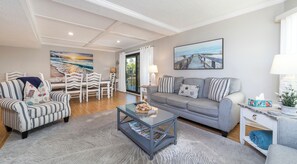 Smart TV - Southern C's Beachfront condo, tropical heated pool, great for family or couple (St. Augustine Beach)