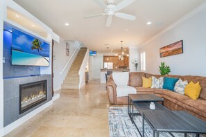 TV, fireplace - Modern Townhome With Patio, 1 Mile To The Beach (Fort Lauderdale)