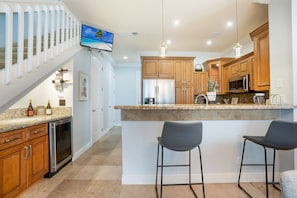 Fridge, microwave, oven, stovetop - Modern Townhome With Patio, 1 Mile To The Beach (Fort Lauderdale)