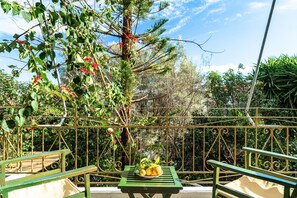 Outdoor dining - Studio Apartment 'Old Boat Double Studio 5' with Sea View, Wi-Fi and Air Conditioning (Lefkada)
