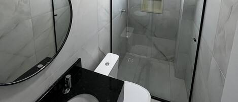 Chuveiro, papel higiênico