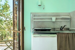 Een koelkast, een kookplaat, een waterkoker, een broodrooster