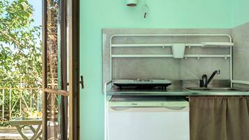 Frigorifero, piano cottura, bollitore elettrico, tostapane