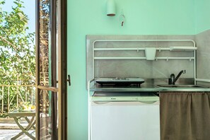 Fridge, stovetop, electric kettle, toaster